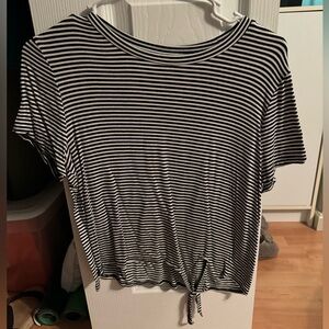 Black and white stripped cropped tee

Size: Medium

Lightly worn